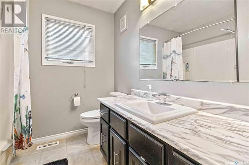 402 7Th Avenue W, Watrous, SK - Indoor Photo Showing Bathroom