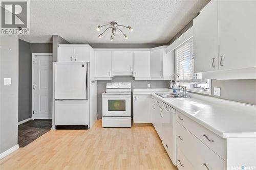 402 7Th Avenue W, Watrous, SK - Indoor Photo Showing Kitchen With Double Sink