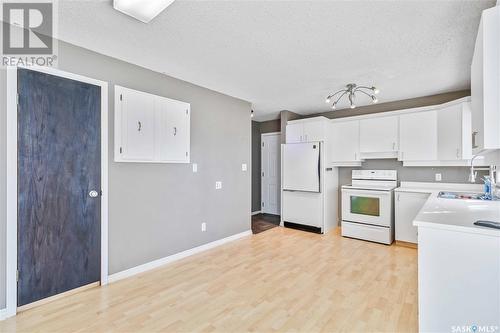 402 7Th Avenue W, Watrous, SK - Indoor Photo Showing Kitchen With Double Sink