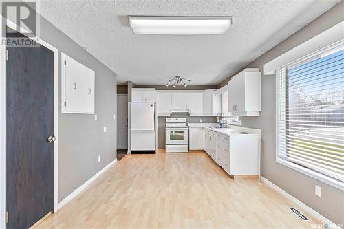 402 7Th Avenue W, Watrous, SK - Indoor Photo Showing Kitchen