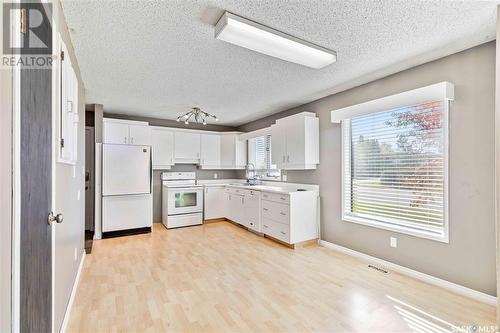 402 7Th Avenue W, Watrous, SK - Indoor Photo Showing Kitchen