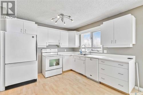 402 7Th Avenue W, Watrous, SK - Indoor Photo Showing Kitchen