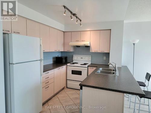 601 - 48 Suncrest Boulevard, Markham, ON - Indoor Photo Showing Kitchen With Double Sink