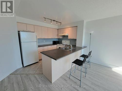 601 - 48 Suncrest Boulevard, Markham, ON - Indoor Photo Showing Kitchen With Double Sink