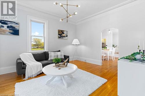 Bright living room with crown moulding - 341 23Rd Street W, Owen Sound, ON - Indoor