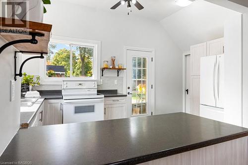 341 23Rd Street W, Owen Sound, ON - Indoor Photo Showing Kitchen