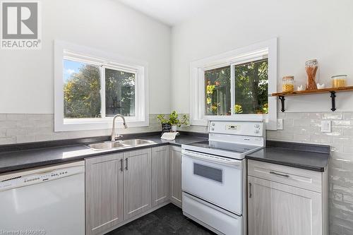 341 23Rd Street W, Owen Sound, ON - Indoor Photo Showing Kitchen With Double Sink