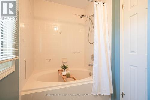 34 - 14 Doon Drive, London, ON - Indoor Photo Showing Bathroom