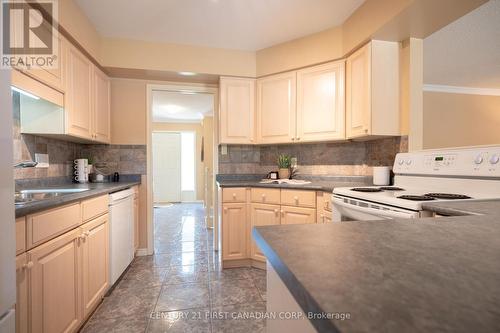 34 - 14 Doon Drive, London, ON - Indoor Photo Showing Kitchen