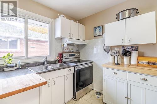 791 Pine St, Sault Ste Marie, ON - Indoor Photo Showing Kitchen With Double Sink