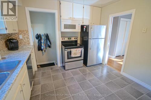 401 Regal Drive, London, ON - Indoor Photo Showing Kitchen