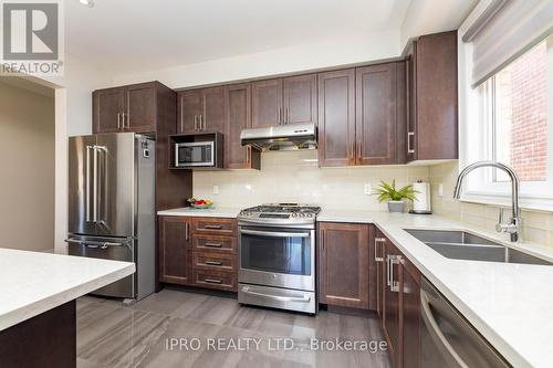 71 Little Britain Crescent, Brampton, ON - Indoor Photo Showing Kitchen With Double Sink With Upgraded Kitchen