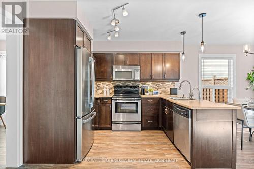 999 Grandlea Court, Oshawa (Pinecrest), ON - Indoor Photo Showing Kitchen With Stainless Steel Kitchen With Upgraded Kitchen