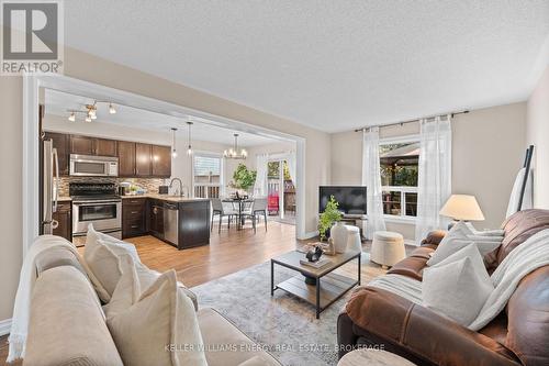 999 Grandlea Court, Oshawa (Pinecrest), ON - Indoor Photo Showing Living Room