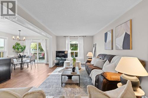 999 Grandlea Court, Oshawa (Pinecrest), ON - Indoor Photo Showing Living Room