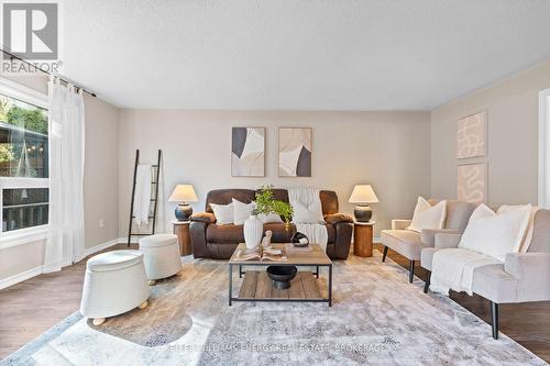 999 Grandlea Court, Oshawa (Pinecrest), ON - Indoor Photo Showing Living Room