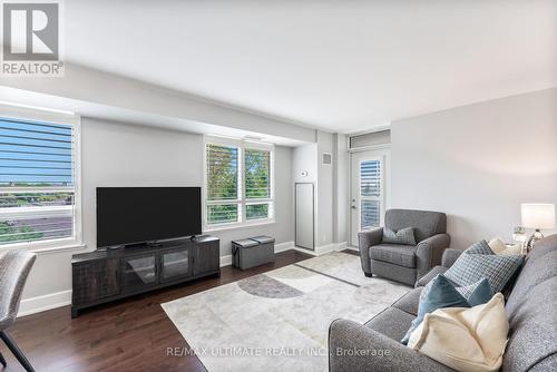 414 - 676 Sheppard Avenue E, Toronto, ON - Indoor Photo Showing Living Room