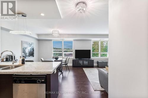 414 - 676 Sheppard Avenue E, Toronto, ON - Indoor Photo Showing Kitchen With Double Sink With Upgraded Kitchen