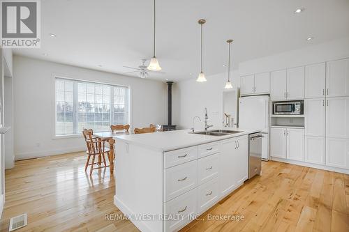 640 Highpoint Side Road, Caledon, ON - Indoor Photo Showing Kitchen With Double Sink With Upgraded Kitchen