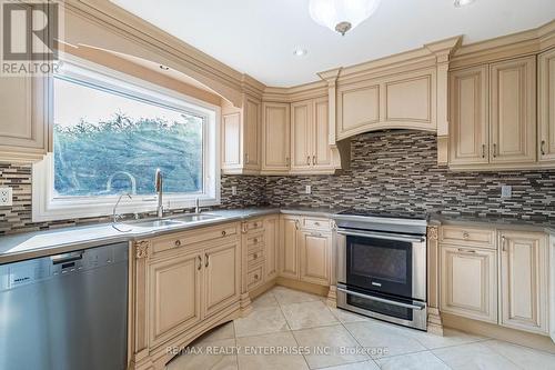 37 Hill Top Trail, Whitchurch-Stouffville, ON - Indoor Photo Showing Kitchen With Double Sink