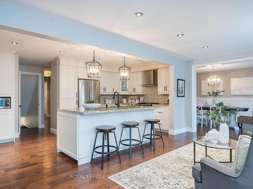 844 Bishop Crt, Milton, ON - Indoor Photo Showing Kitchen With Upgraded Kitchen