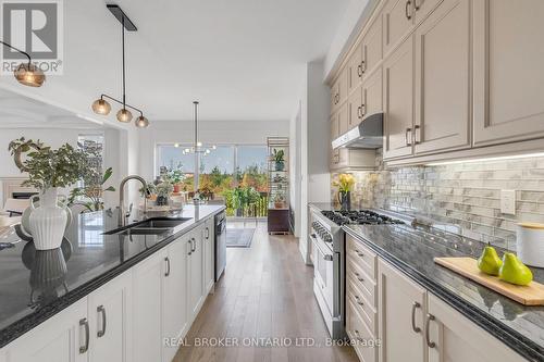 18 Ridgepoint Road, Vaughan, ON - Indoor Photo Showing Kitchen With Double Sink With Upgraded Kitchen