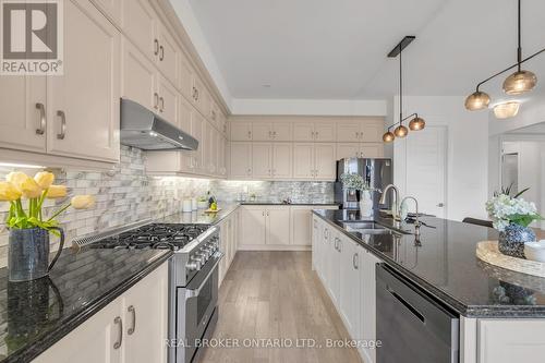 18 Ridgepoint Road, Vaughan, ON - Indoor Photo Showing Kitchen With Upgraded Kitchen