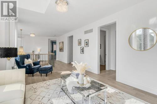 18 Ridgepoint Road, Vaughan, ON - Indoor Photo Showing Living Room