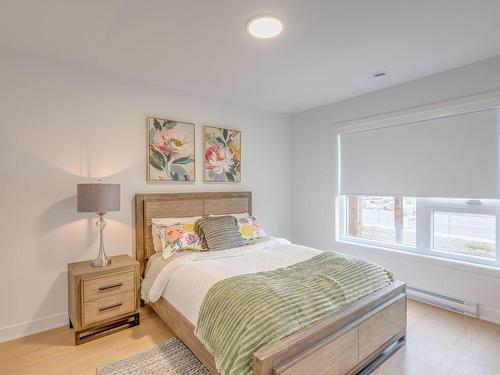 Master bedroom - 200-630 Rue Du Ruisseau, Mont-Tremblant, QC - Indoor Photo Showing Bedroom