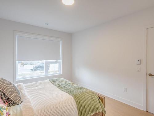 Master bedroom - 200-630 Rue Du Ruisseau, Mont-Tremblant, QC - Indoor Photo Showing Bedroom