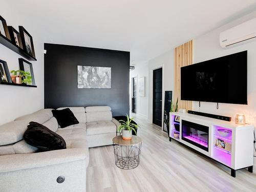 Salon - 83 Rue Alexandre-Rodrigue, Gatineau (Buckingham), QC - Indoor Photo Showing Living Room