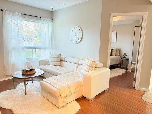 104-115 Toivo Street, Thunder Bay, ON - Indoor Photo Showing Living Room