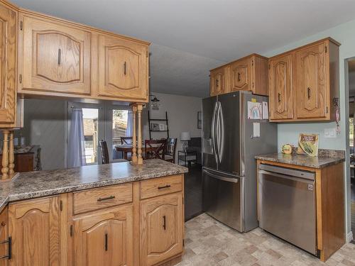 2105 Victoria Avenue E, Thunder Bay, ON - Indoor Photo Showing Kitchen