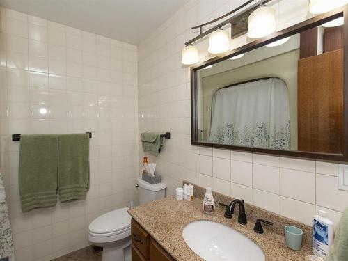 2105 Victoria Avenue E, Thunder Bay, ON - Indoor Photo Showing Bathroom