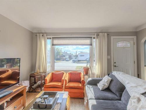 2105 Victoria Avenue E, Thunder Bay, ON - Indoor Photo Showing Living Room