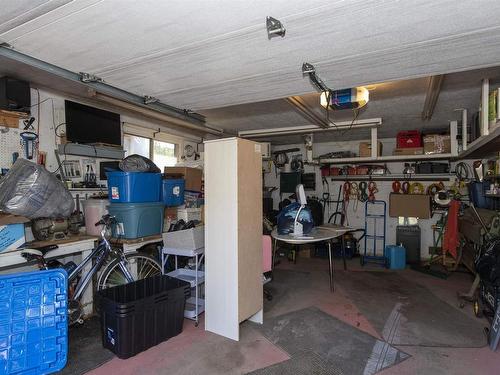 2105 Victoria Avenue E, Thunder Bay, ON - Indoor Photo Showing Garage