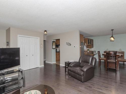 2105 Victoria Avenue E, Thunder Bay, ON - Indoor Photo Showing Living Room