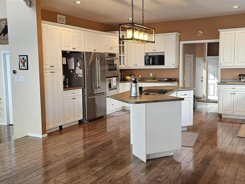 661 Grann Drive, Thunder Bay, ON - Indoor Photo Showing Kitchen With Double Sink