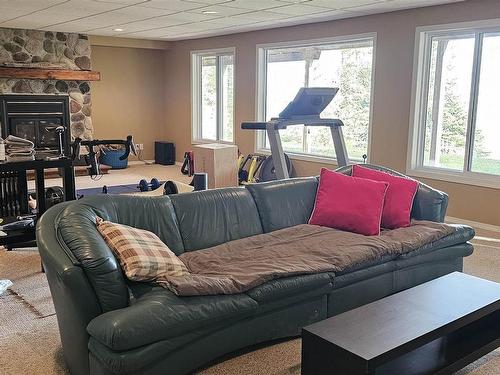 661 Grann Drive, Thunder Bay, ON - Indoor Photo Showing Living Room