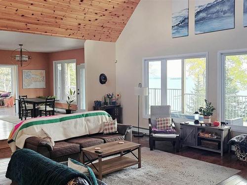 661 Grann Drive, Thunder Bay, ON - Indoor Photo Showing Living Room