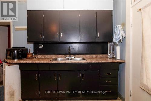 468 Moffat Street, Pembroke, ON - Indoor Photo Showing Kitchen With Double Sink