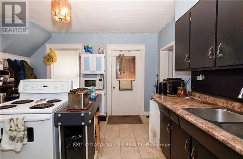 468 Moffat Street, Pembroke, ON - Indoor Photo Showing Kitchen