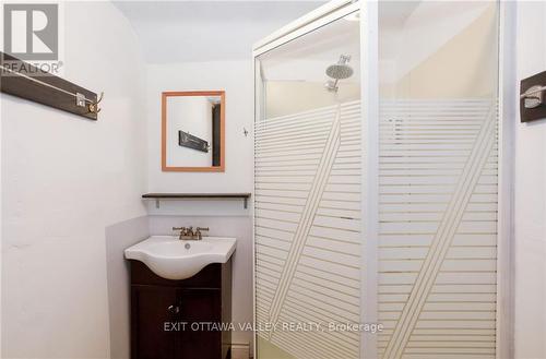 468 Moffat Street, Pembroke, ON - Indoor Photo Showing Bathroom