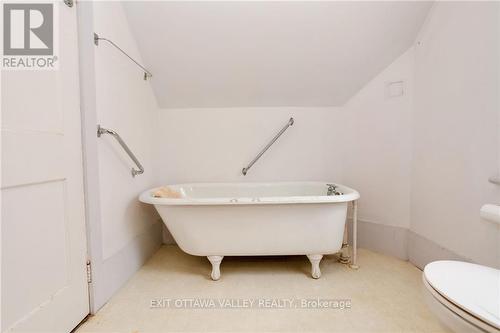 468 Moffat Street, Pembroke, ON - Indoor Photo Showing Bathroom