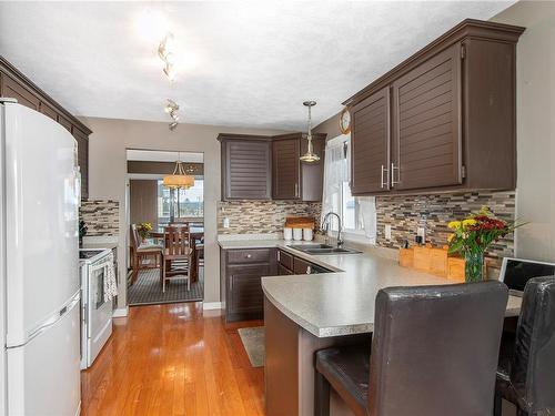 109-2740 Island Hwy South, Campbell River, BC - Indoor Photo Showing Kitchen With Double Sink