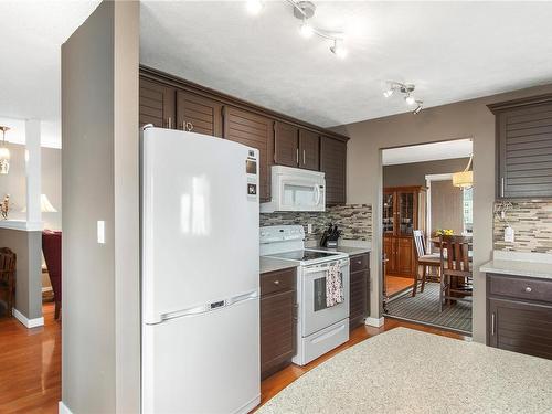 109-2740 Island Hwy South, Campbell River, BC - Indoor Photo Showing Kitchen