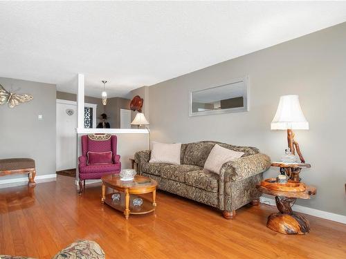 109-2740 Island Hwy South, Campbell River, BC - Indoor Photo Showing Living Room