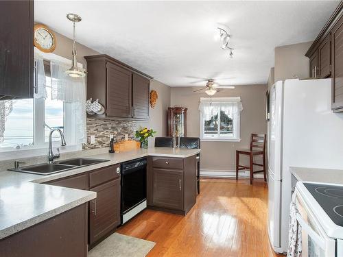 109-2740 Island Hwy South, Campbell River, BC - Indoor Photo Showing Kitchen With Double Sink