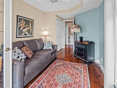 210-2550 Bevan Ave, Sidney, BC - Indoor Photo Showing Living Room