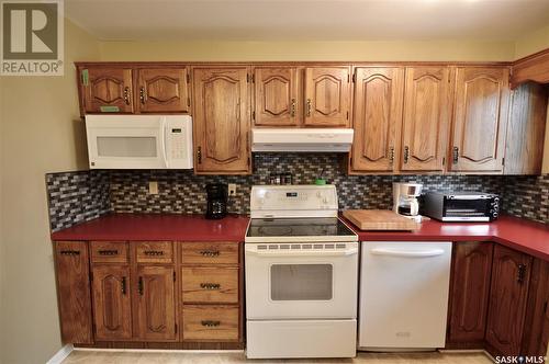 32 Stewart Avenue, Saskatoon, SK - Indoor Photo Showing Kitchen